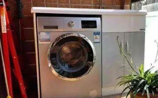 洗衣机用久了，拿个起子戳下「这里」，排出脏水，衣服洗得更干净