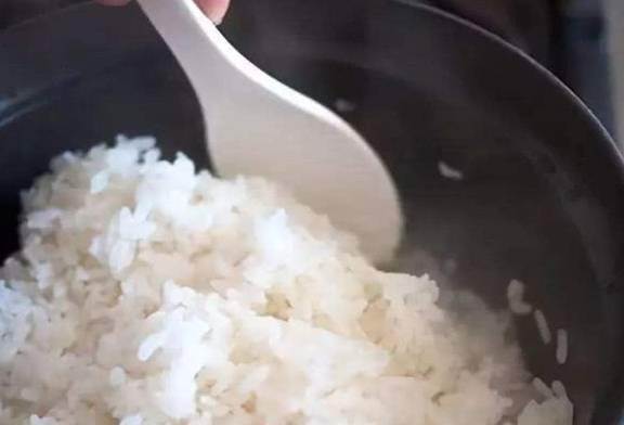 煮饭一直不好吃？不要只是加水，煮的时候加点‘’它‘’，米饭又香又好吃！