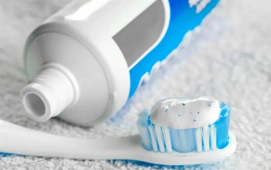 睡觉前在脚底抹点牙膏，作用太厉害了，很多人还不知道，赶紧试试