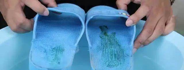 凉拖鞋太脏不用费力刷，只需水里撒一把它，洗出的拖鞋跟新的一样