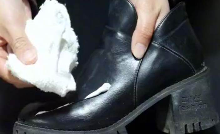 擦皮鞋再也不用鞋油了，一個簡單方法，皮鞋柔軟有光澤